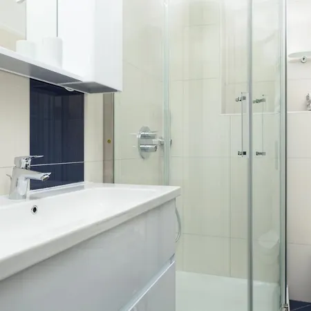 Deluxe Carissa Daire *