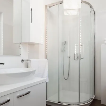 Deluxe Carissa مالينسكا